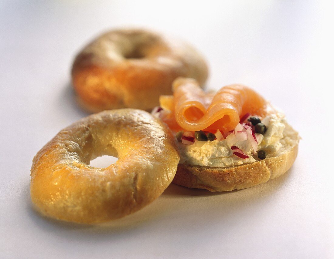 Bagel mit Lachs, Frischkäse, Zwiebeln und Kapern