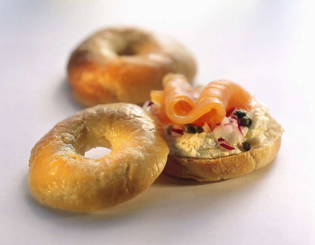 Bagel with salmon, soft cheese, onions and capers