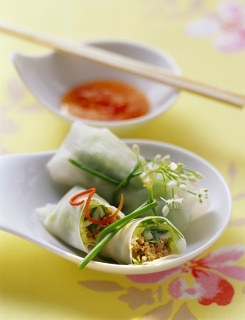 Spring rolls with pork and peanuts