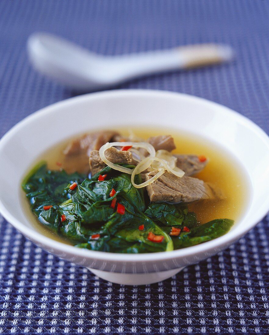 Vietnamesische Rindfleisch-Spinat-Suppe