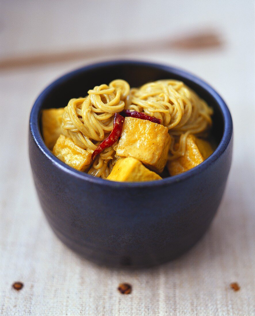 Curry-Mie (Eiernudeln in Currysauce mit Tofu, Malaysia)
