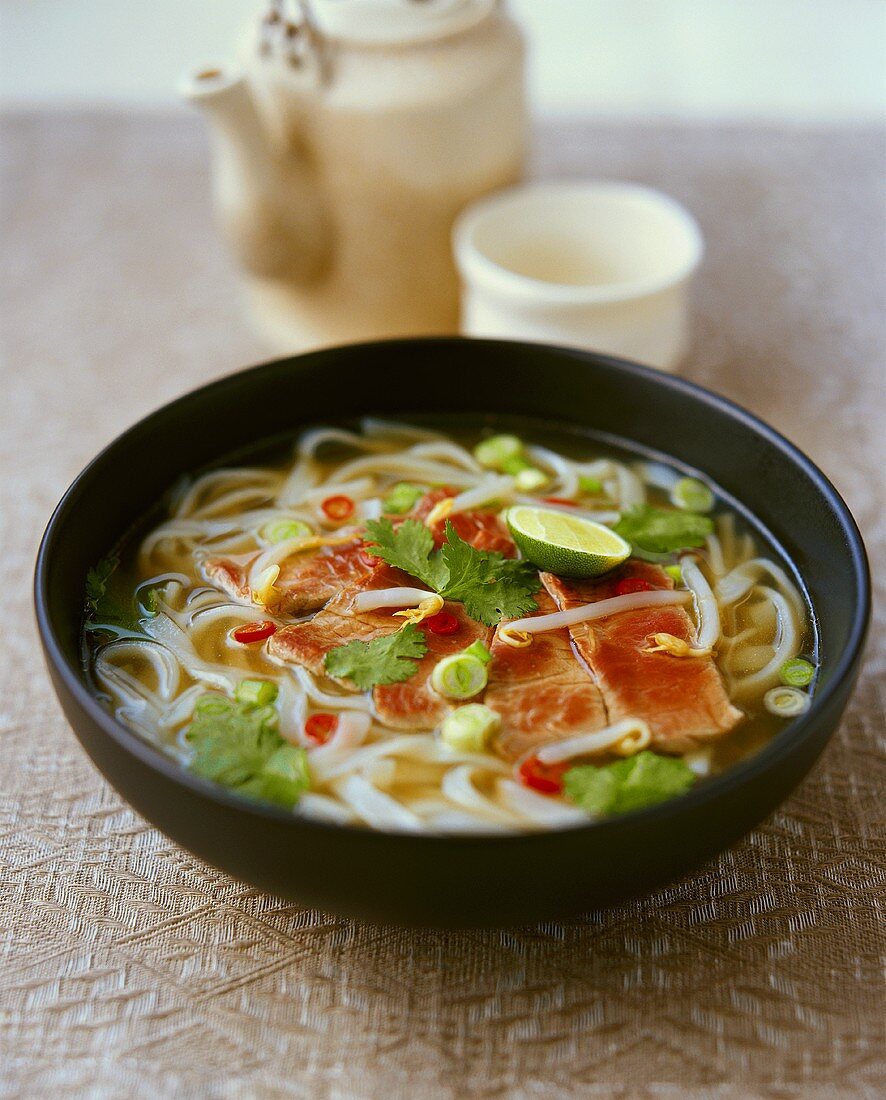 Vietnamesische Rindfleisch-Nudel-Suppe