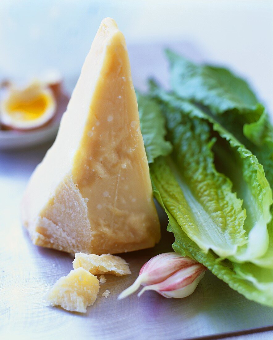 Parmesan, Romanasalat und Knoblauch (für Caesar Salad)