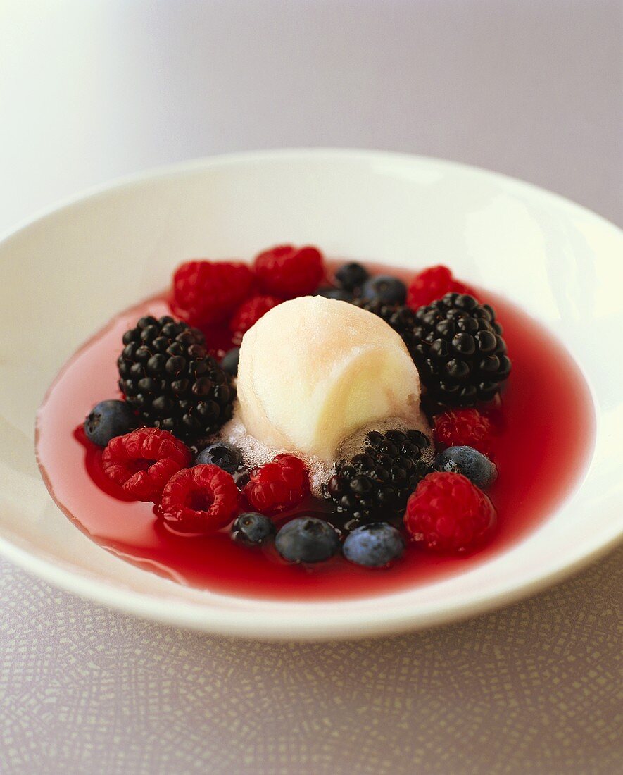 Sommerbeeren mit Beerensauce und Holunderblütensorbet