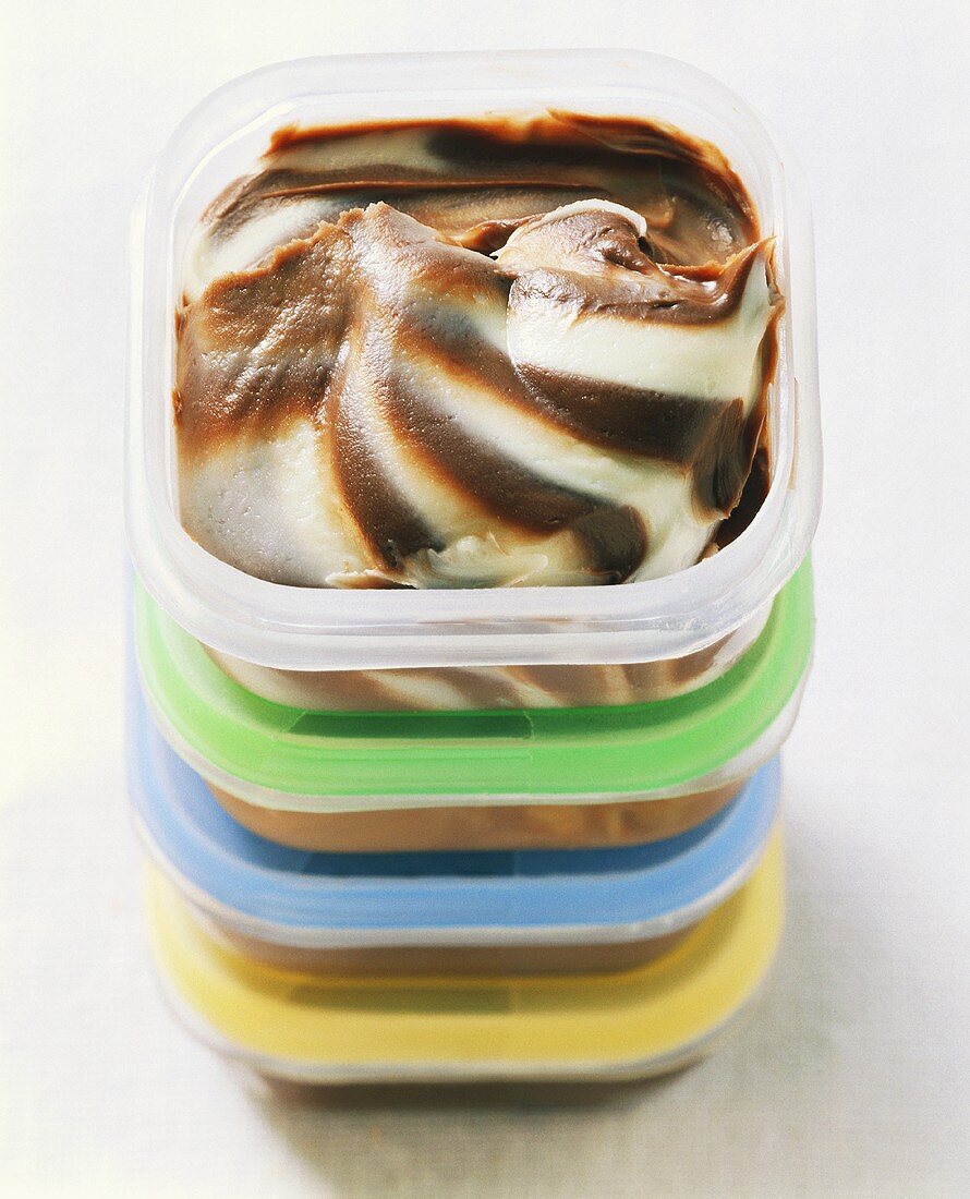 Schoko-Vanille-Eis in Frischhaltedosen