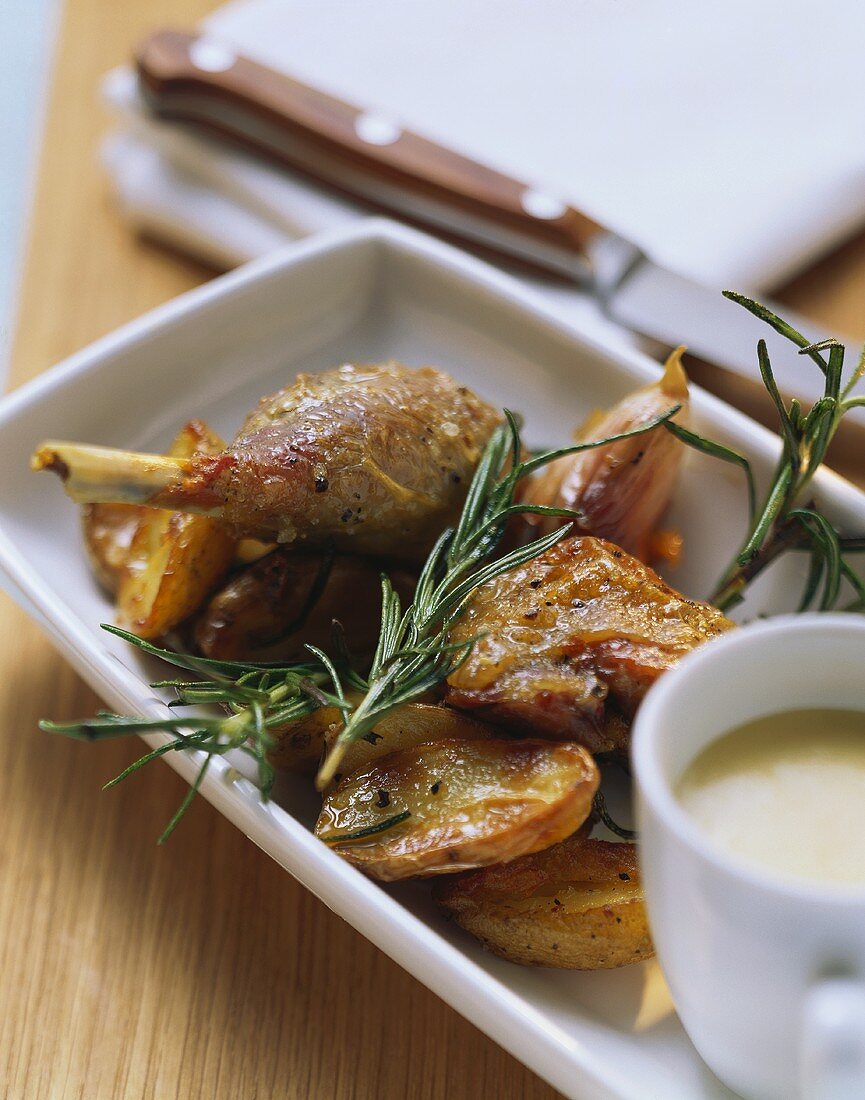 Guinea-fowl legs with rosemary potatoes