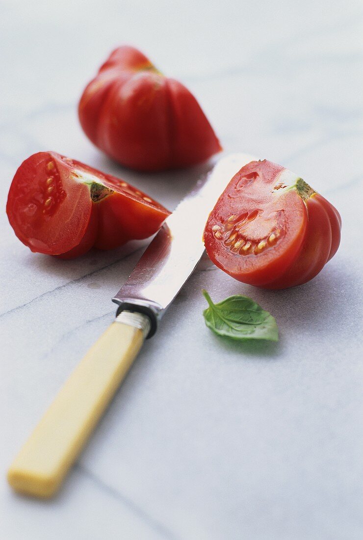 Tomato wedges with knife