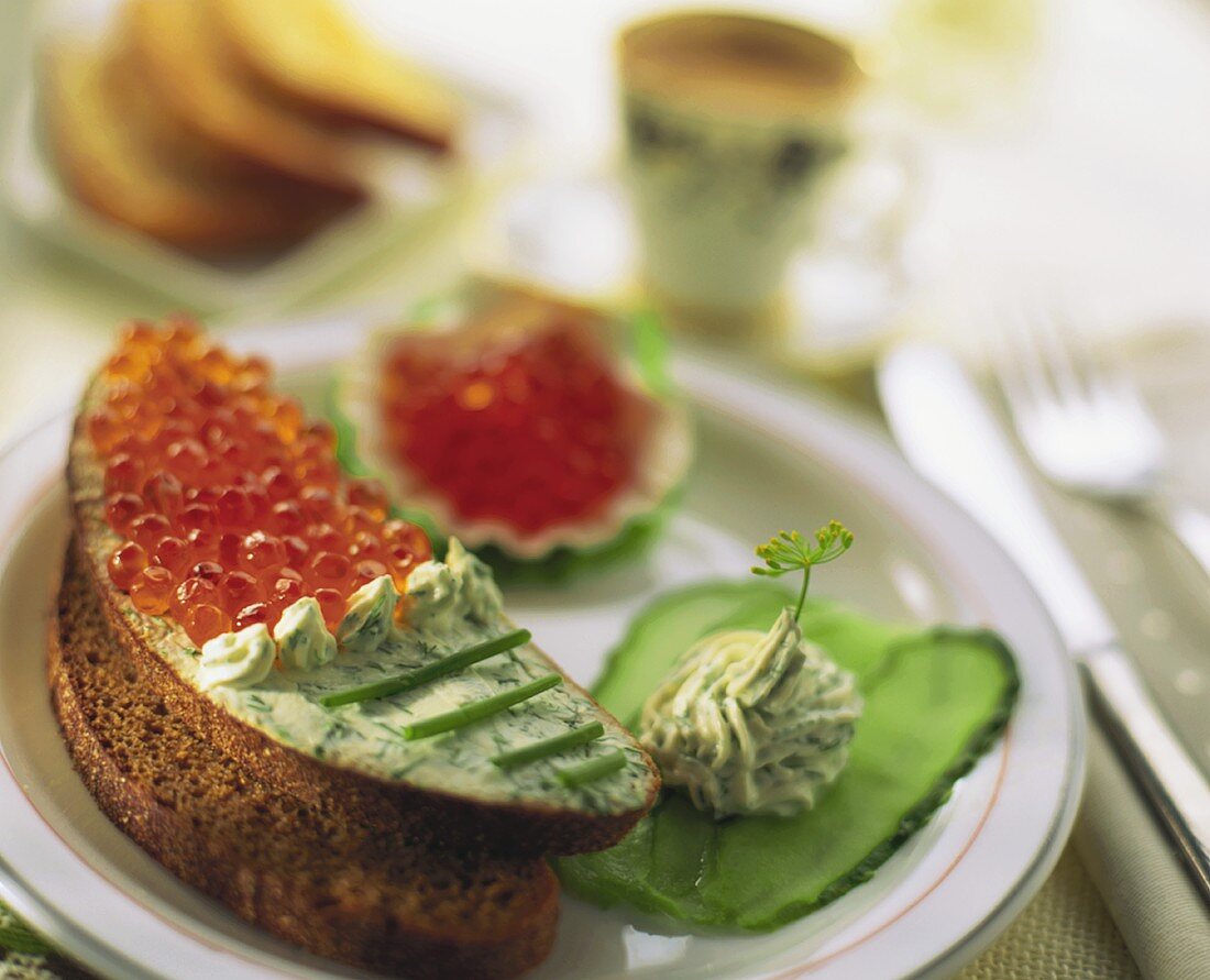 Brot mit Lachskaviar und Kräuterquark belegt