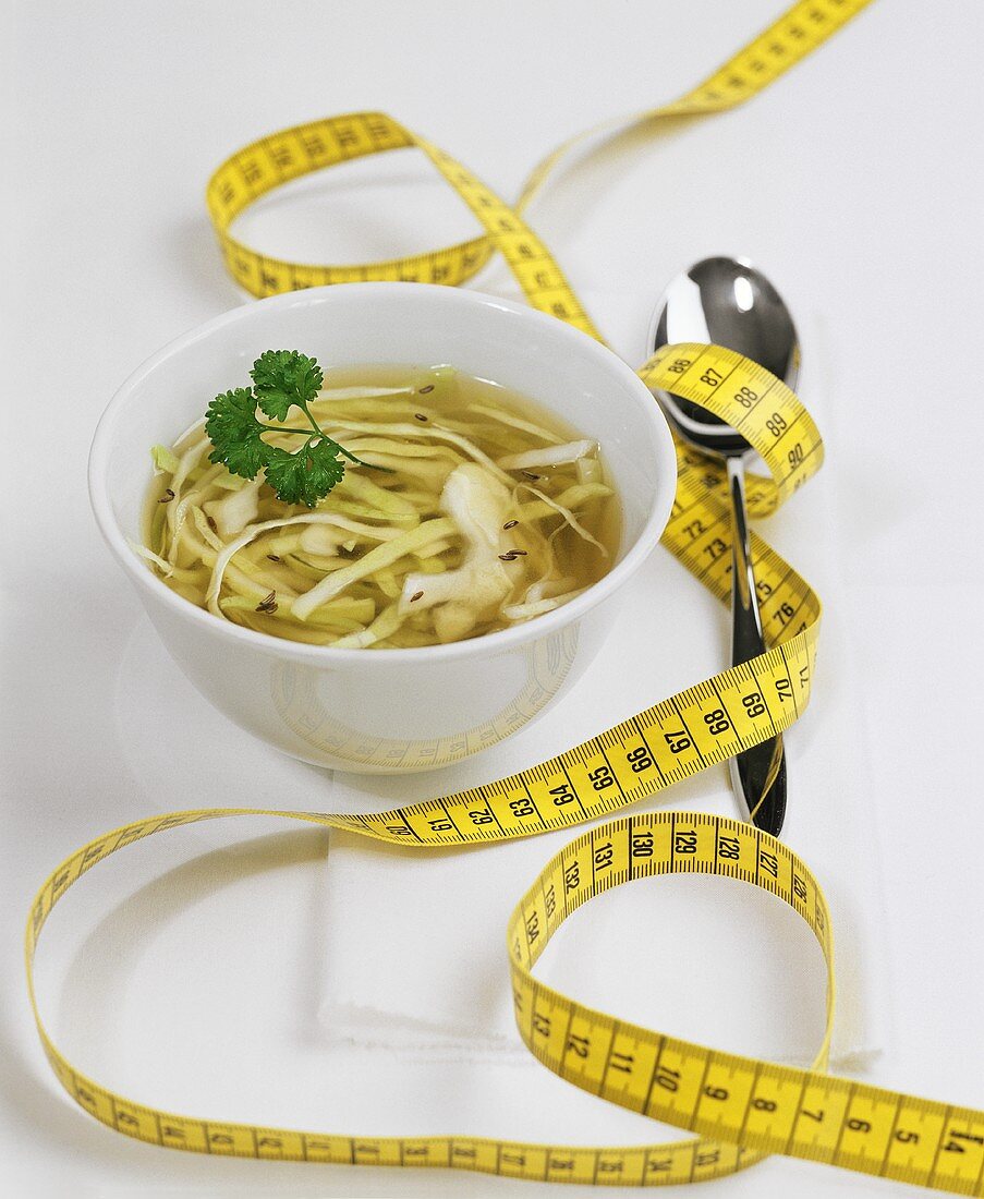 Symbolbild für Magic-Soup-Diät: Weisskohlsuppe mit Massband