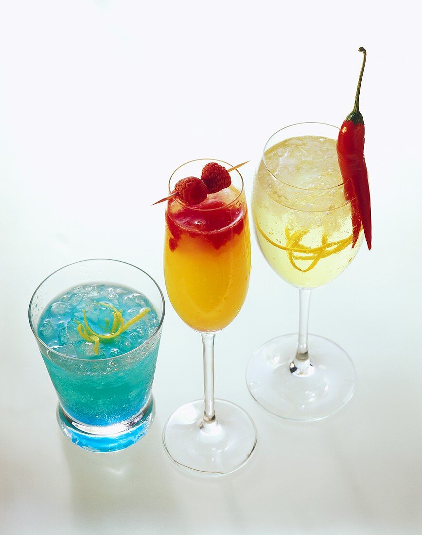 Drei Drinks: Blue Crystal, Rosebud und Spicy Cooler