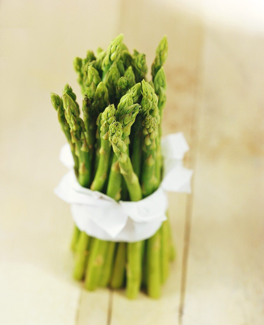 Green asparagus, tied together with white cloth