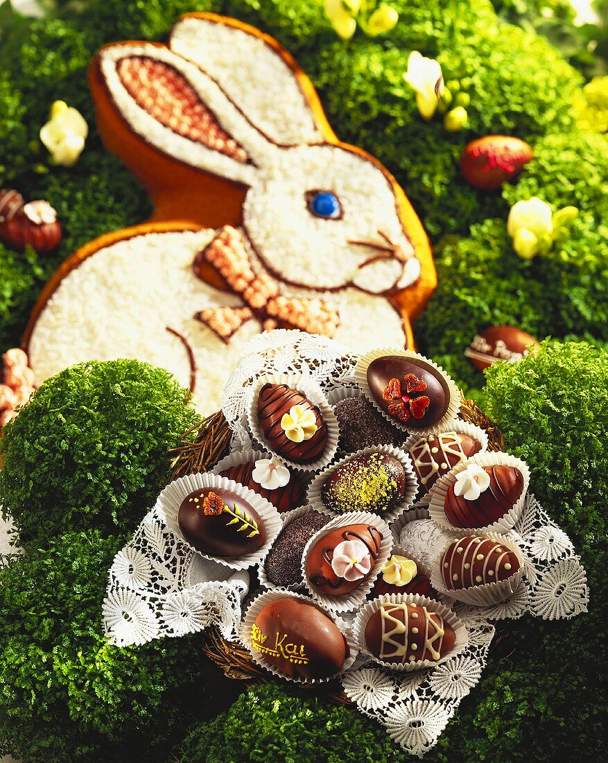 Schokoladeneier im Korb vor Osterhasen