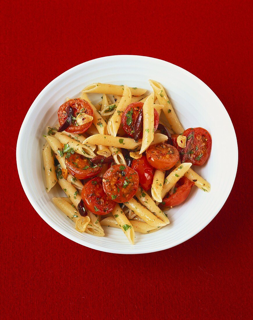 Penne mit Kirschtomaten und Kräutern