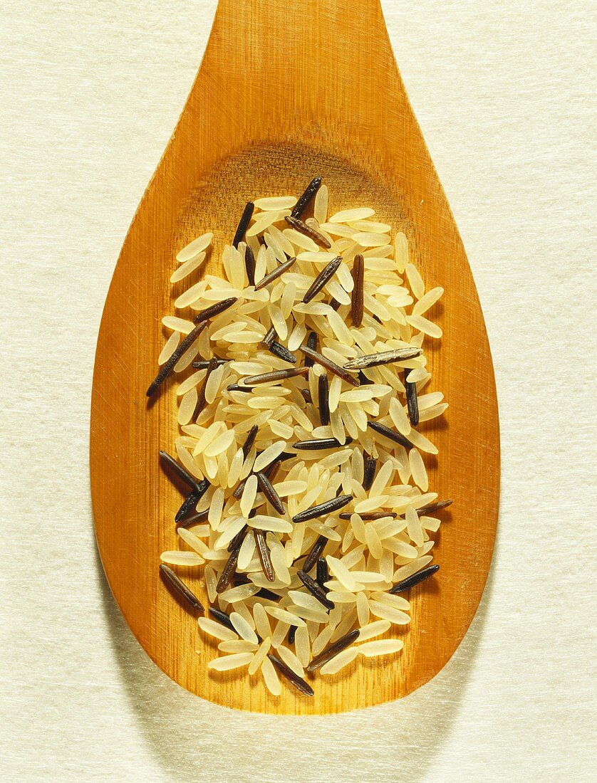 Wildreis und Parboiled Reis auf Holzlöffel