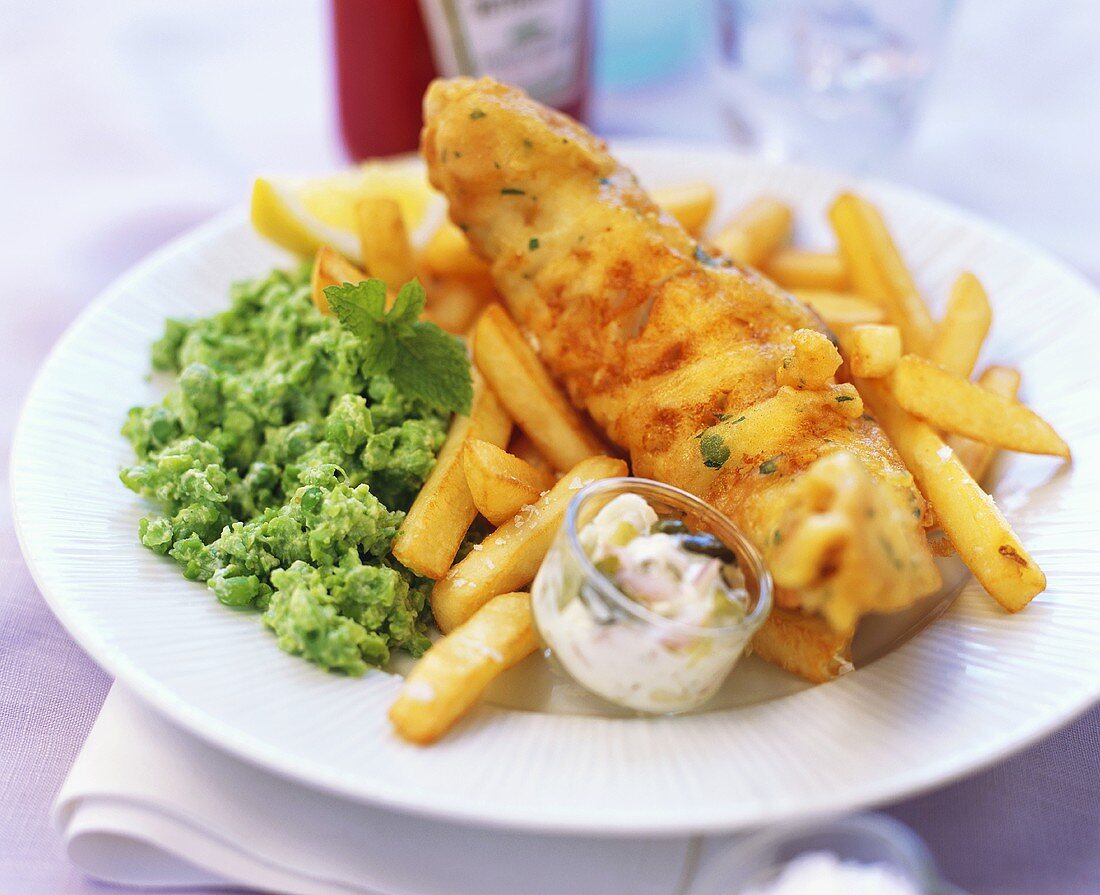 Frittiertes Fischfilet mit Pommes frites und Erbsenpüree