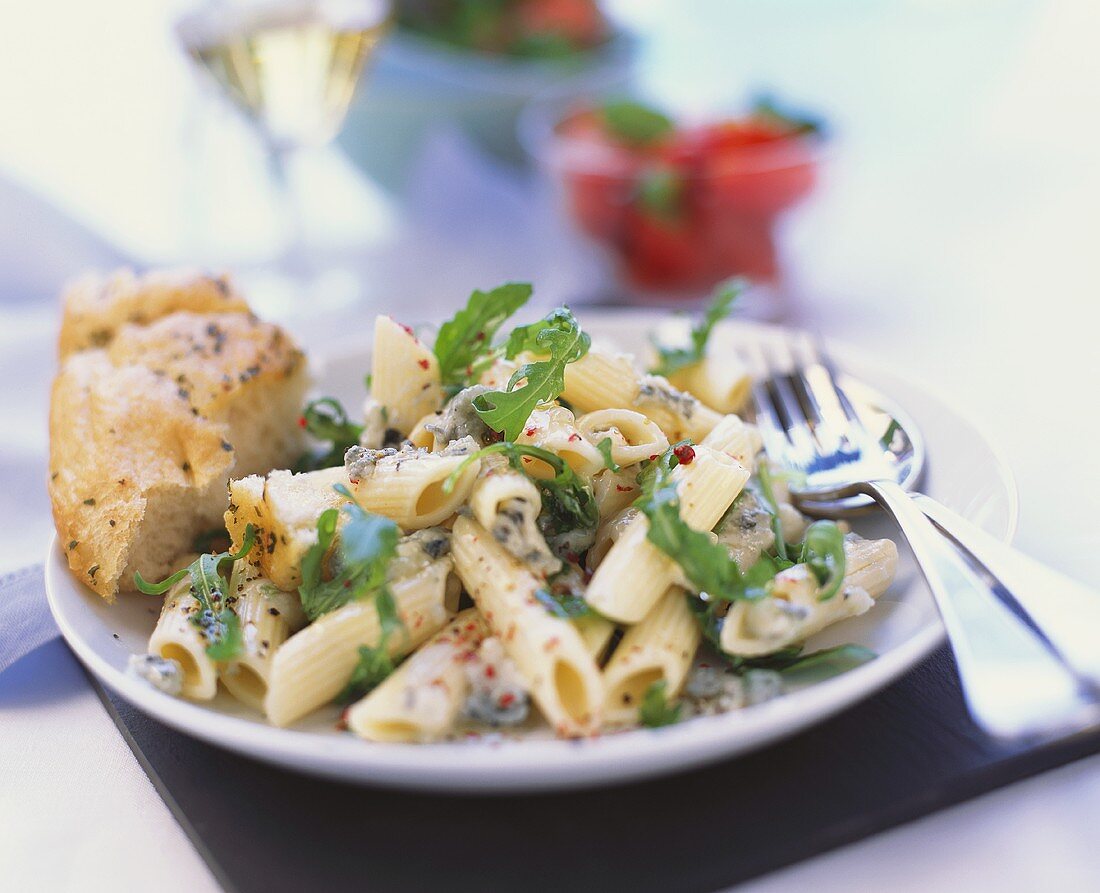 Nudelsalat mit Rucola und Blauschimmelkäse