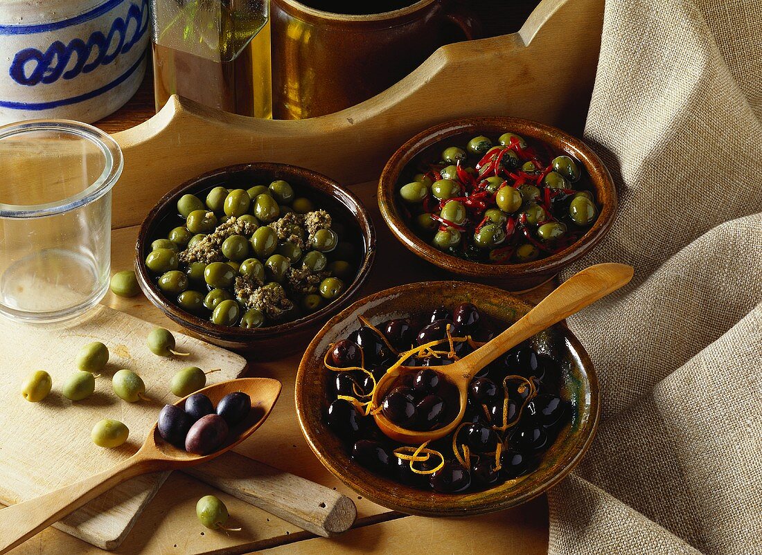 Schwarze und grüne Oliven, verschieden mariniert