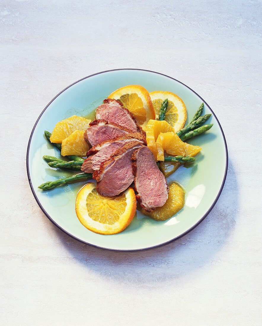 Duck breast with green asparagus and oranges