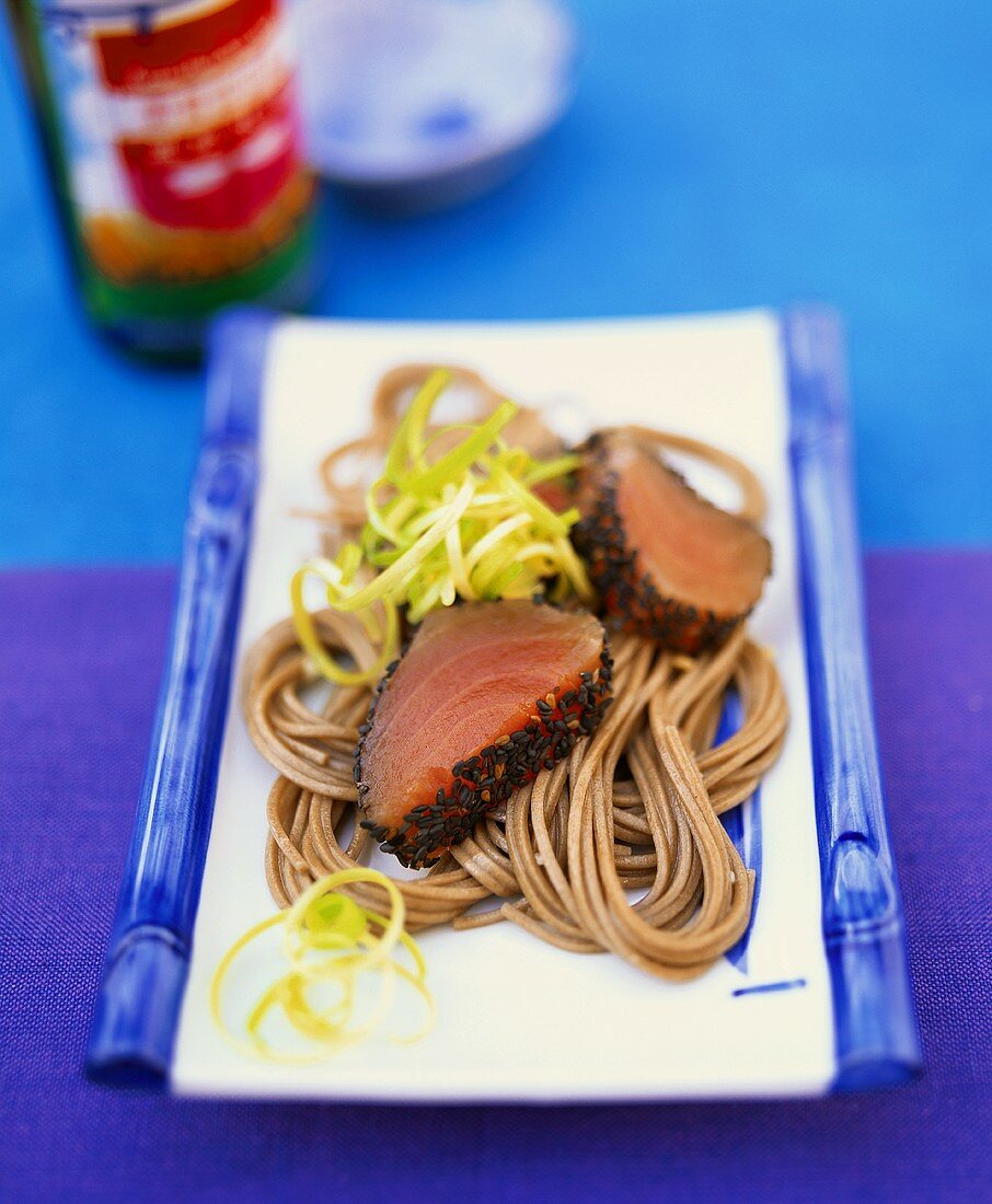 Udonnudeln mit Thunfisch und Frühlingszwiebeln (Japan)