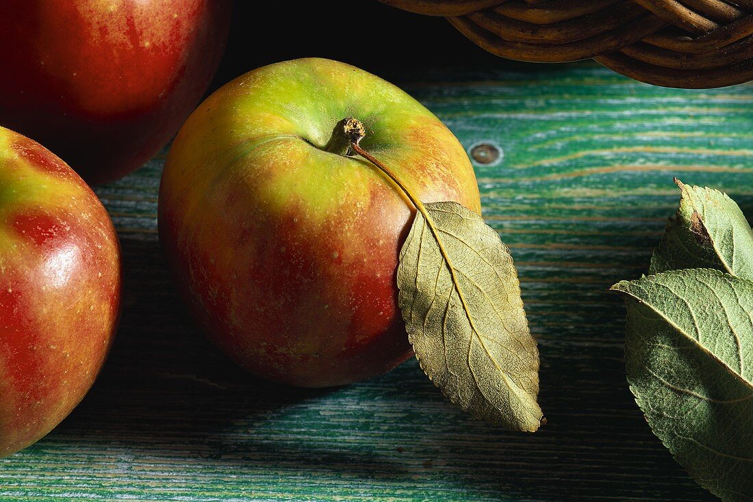 Fresh apples with leaves