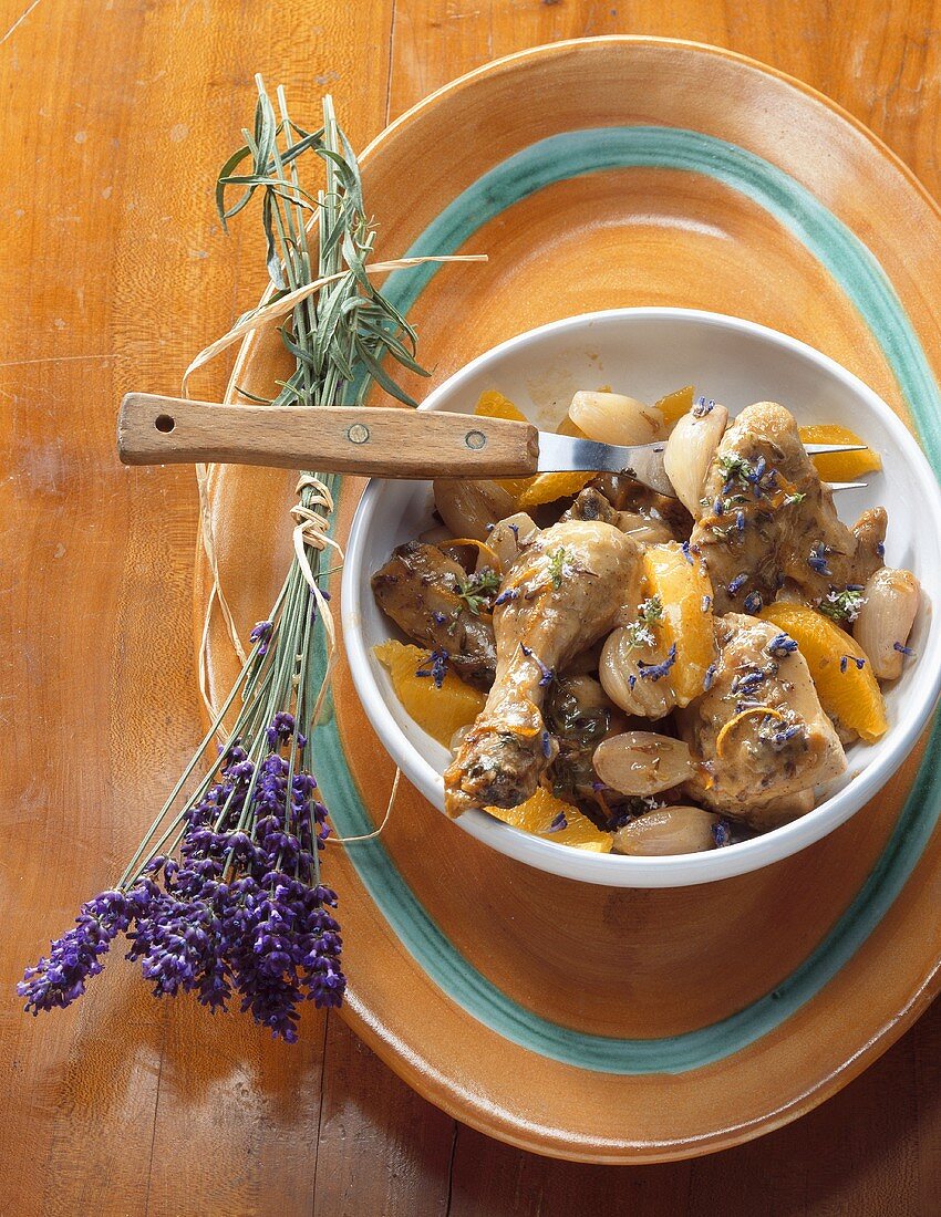 Geschmortes Huhn mit Lavendel, Schalotten und Orangen