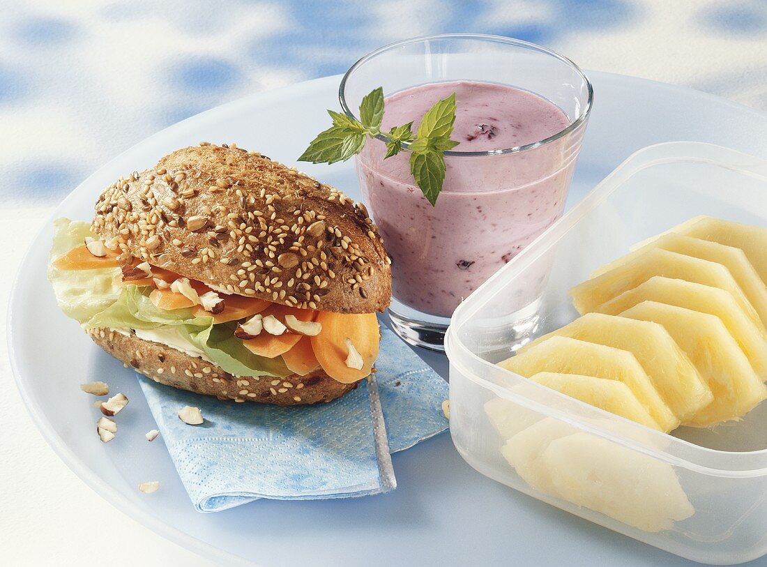 Wholemeal roll with vegetables, berry drink and pineapple