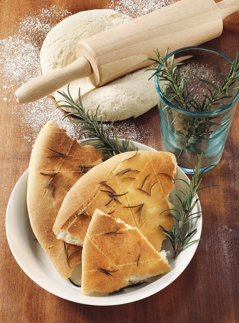 Stillleben mit Rosmarin-Focaccia und Pizzateig