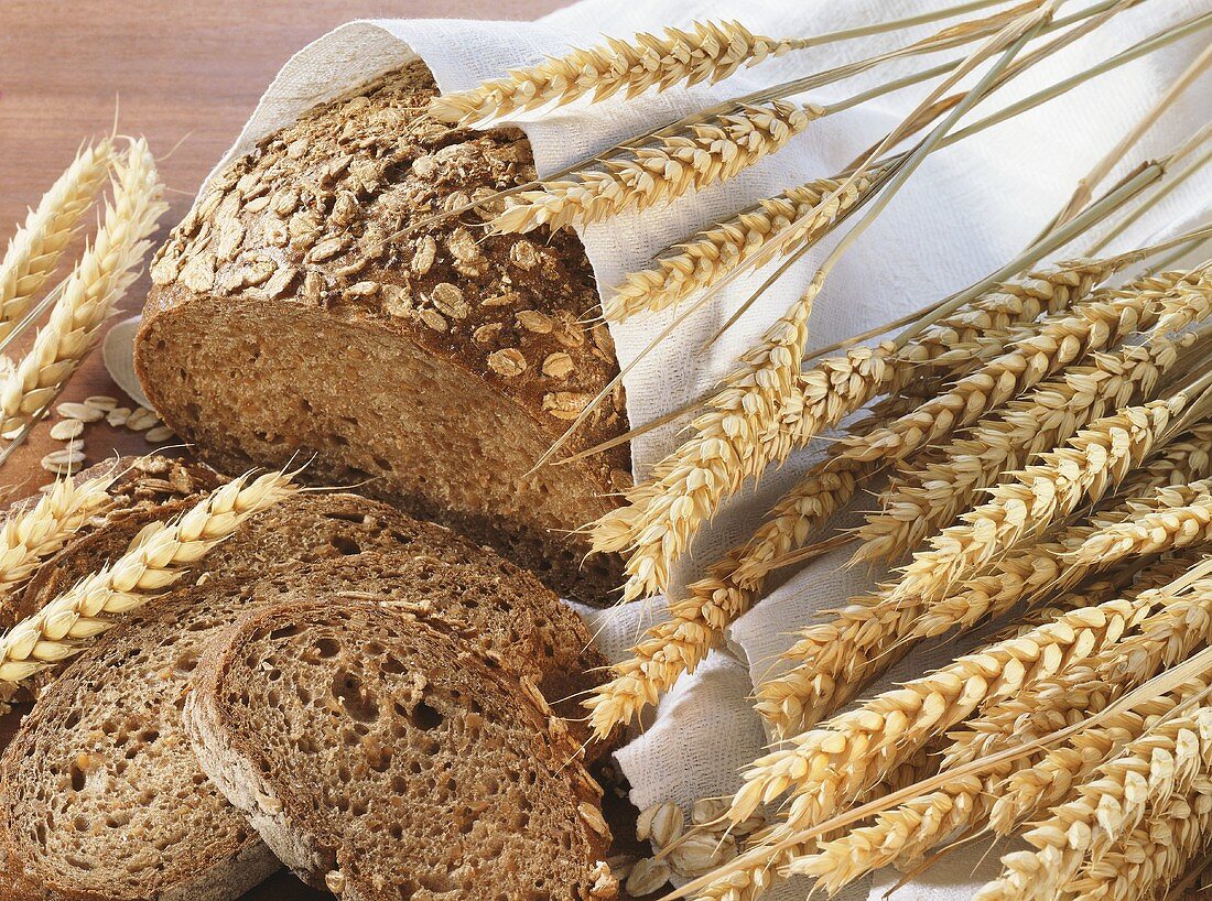 Brot mit Haferflocken und Getreideähren