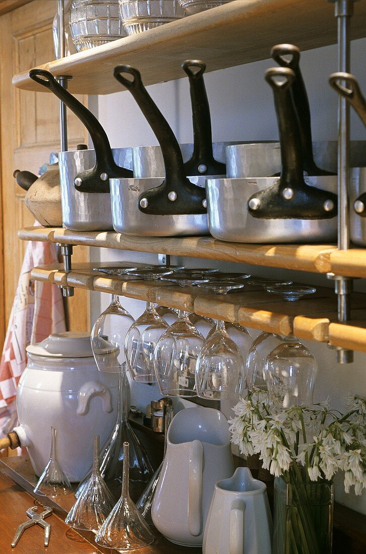 Küchenregal mit Pfannen und Gläsern