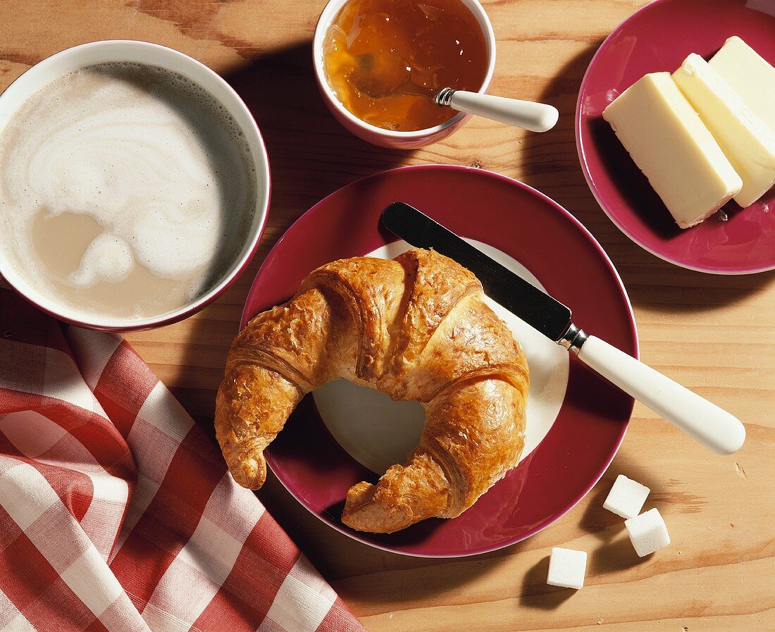 Frühstück mit Croissant und Milchkaffee