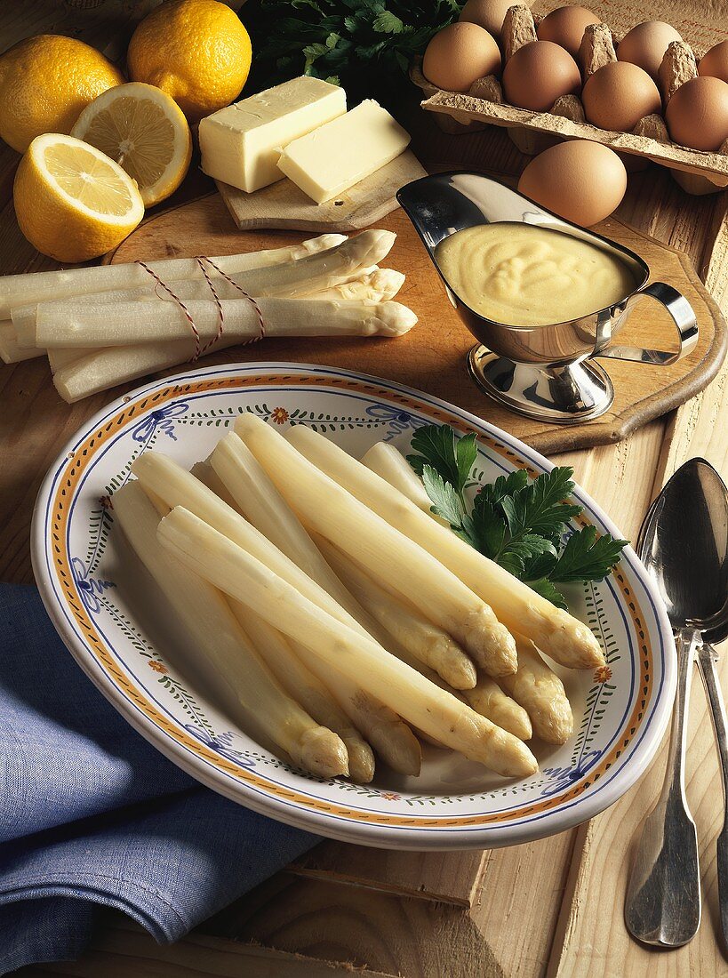 White asparagus with hollandaise sauce