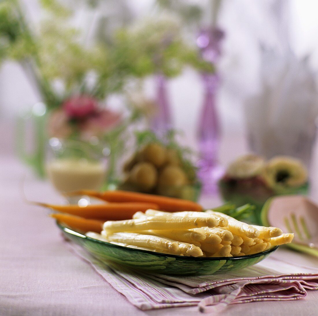 Weisser Spargel mit Möhren