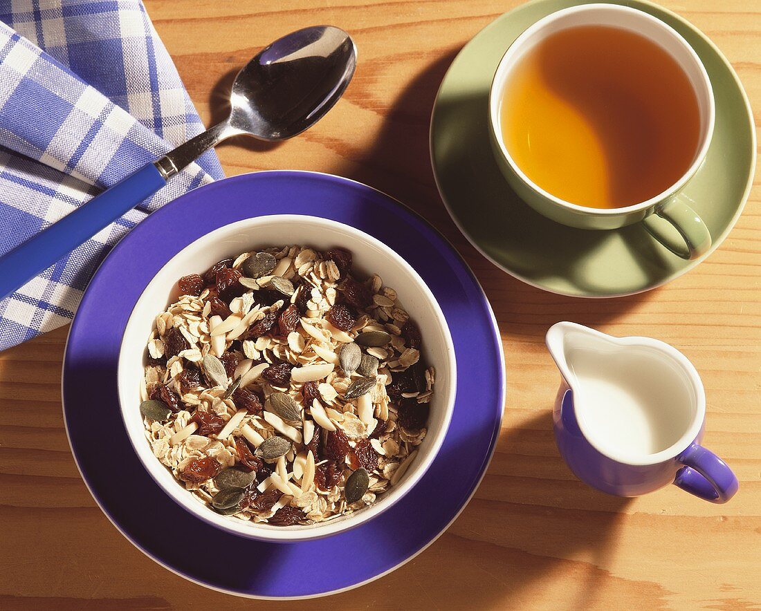 Frühstück mit Müsli und Tee