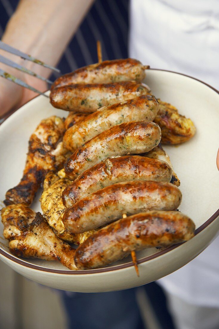 Gegrillte Würstchen und Hähnchenteile