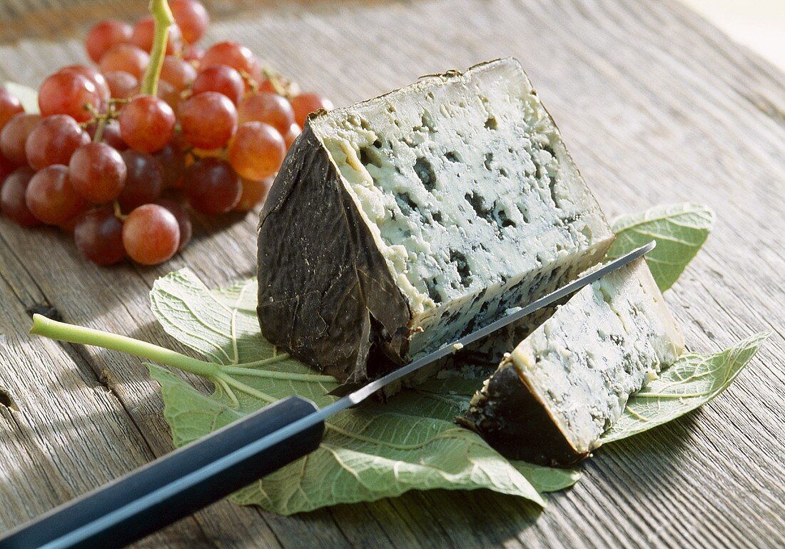 Valdeón (Blauschimmelkäse aus Spanien) und Trauben