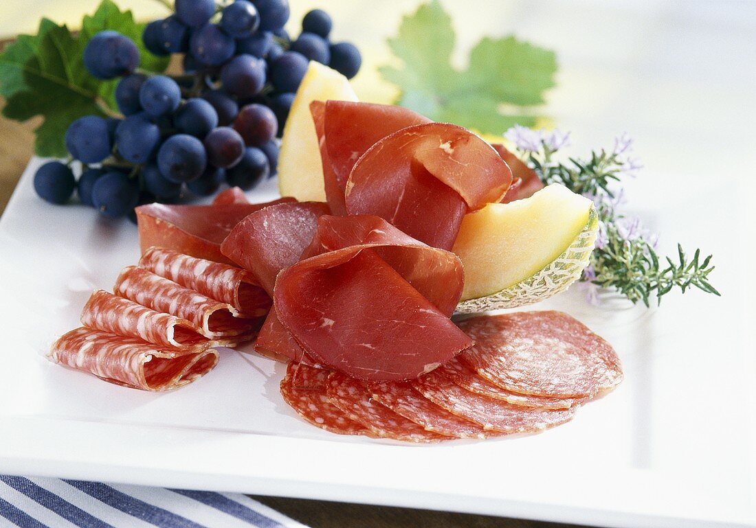 Bresaola (italienisches Bindenfleisch), Salami und Obst