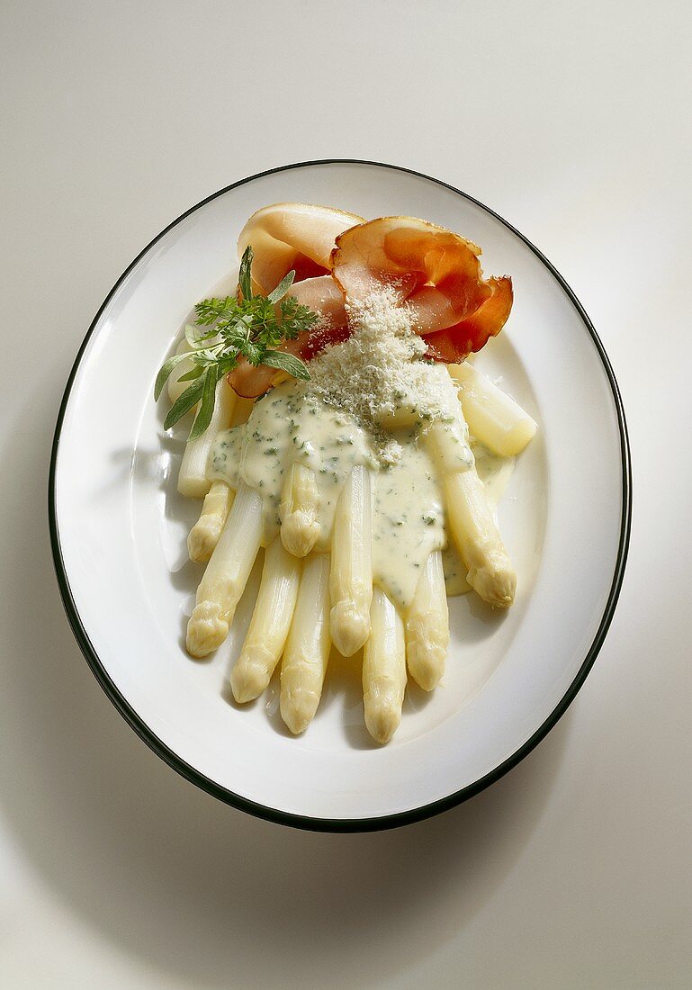 Weisser Spargel mit Schinken, Kräutersauce und Parmesan