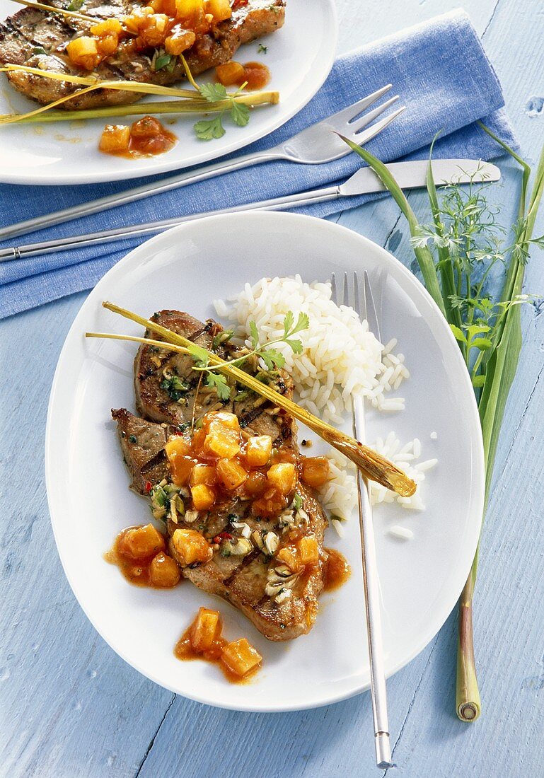 Putensteak mit süß-saurer Ananassauce und Reis