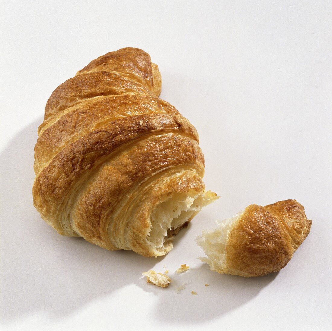 Ein Croissant, angebrochen