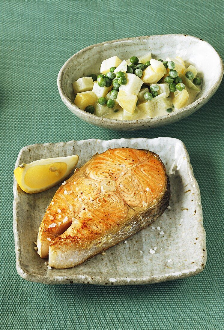 Salmon cutlet with kohlrabi and potatoes