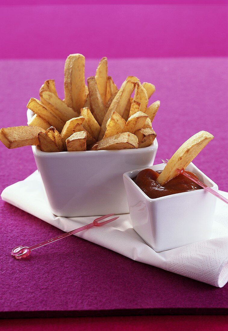 Pommes frites mit Ketchup