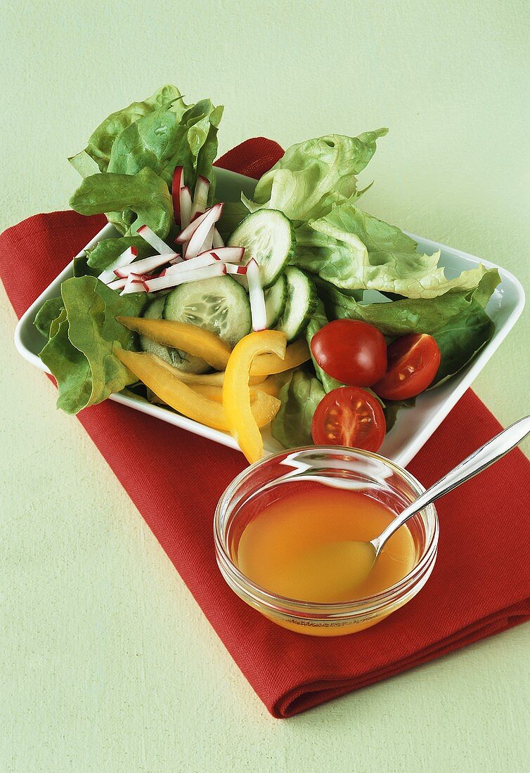 Frisches Gemüse und Salatdressing