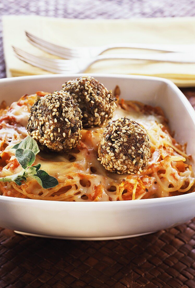 Noodles and fireballs (baked noodles with meatballs)