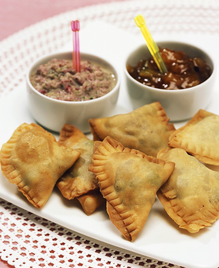 Samosas mit Kartoffelfüllung und Dips