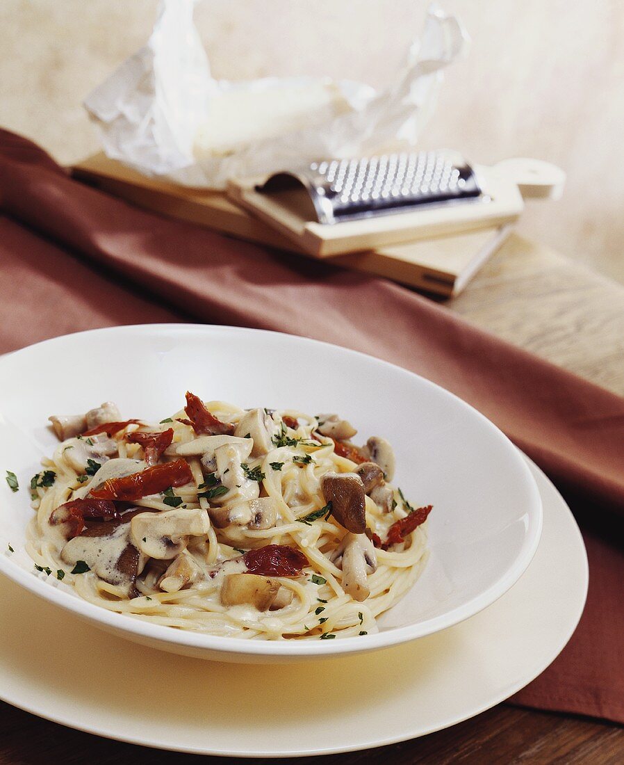 Spaghetti with mushroom sugo