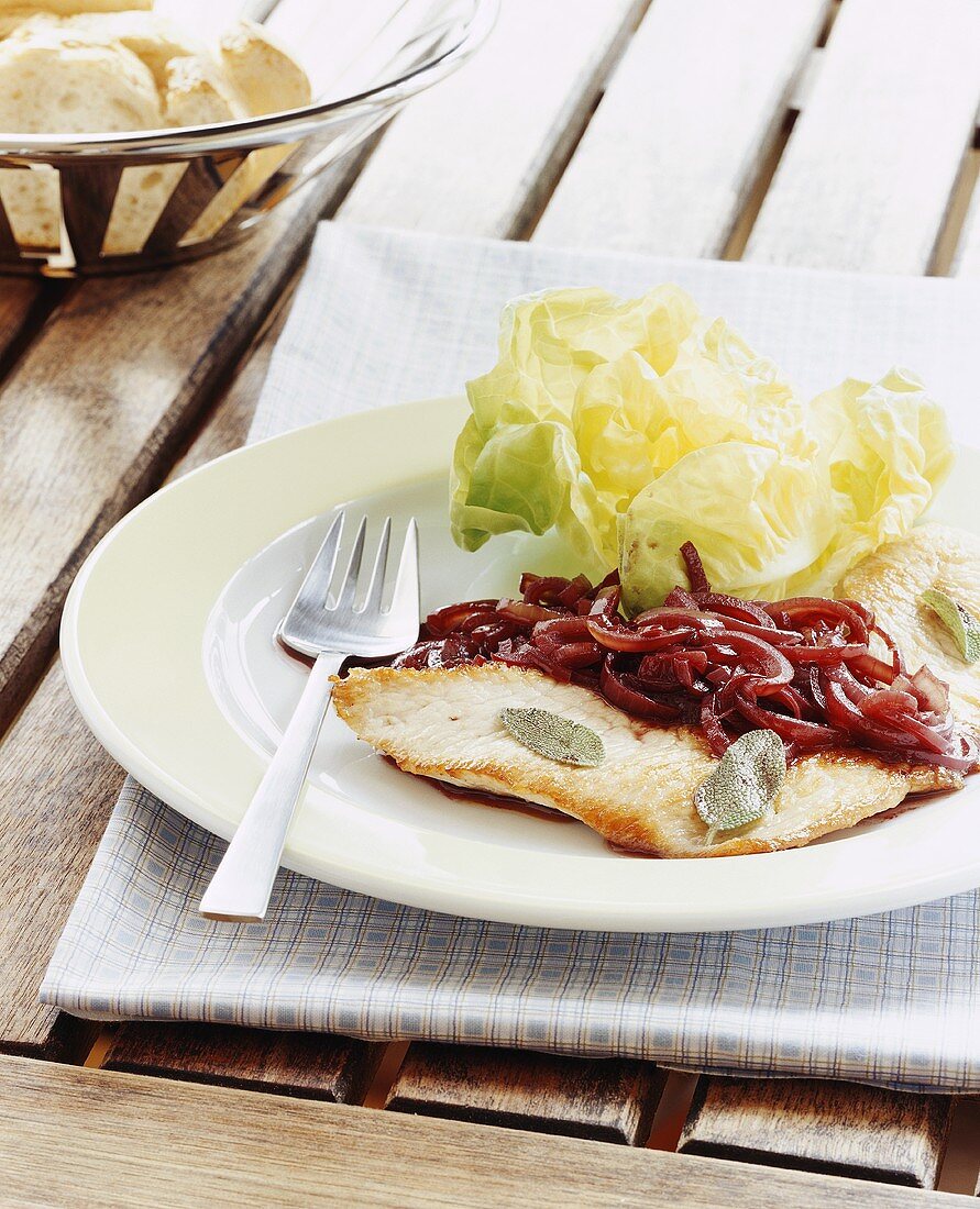 Putenschnitzel mit Salbei und Rotweinzwiebeln