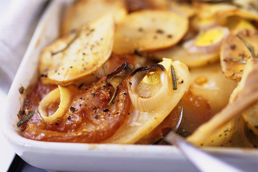 Kartoffelauflauf mit Tomaten und Zwiebeln