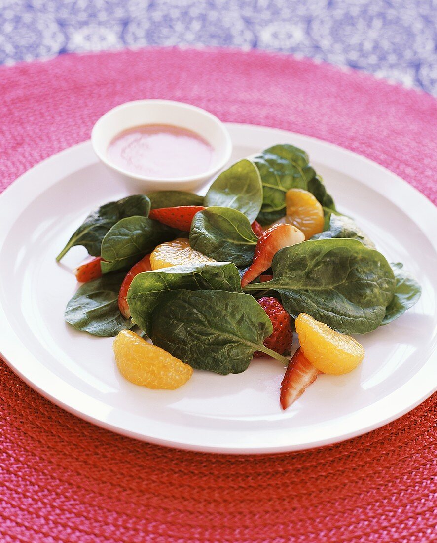 Spinatsalat mit Mandarinen und Erdbeeren