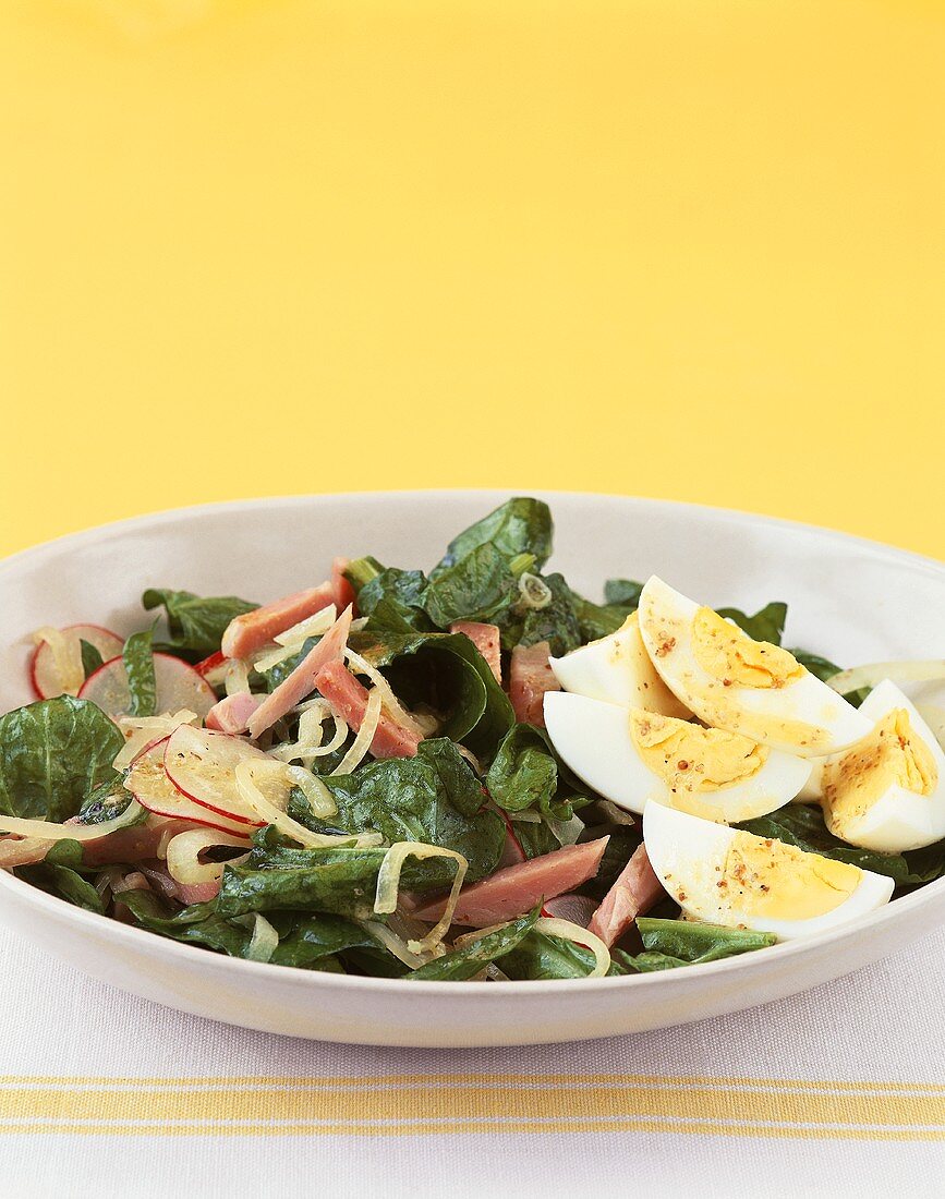 Spinach salad with ham and eggs