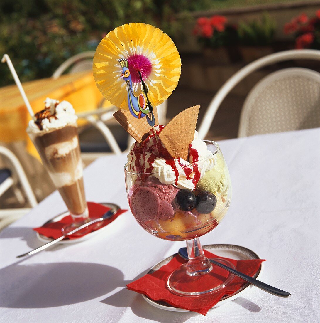 Eisbecher mit Früchten und Eiskaffee